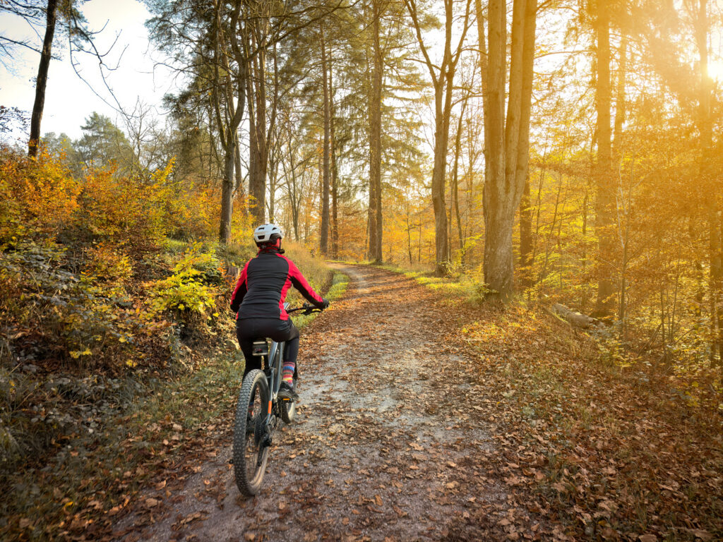 velo-electrique-escapade-varoise Femme sur un vélo électrique dans le verdon