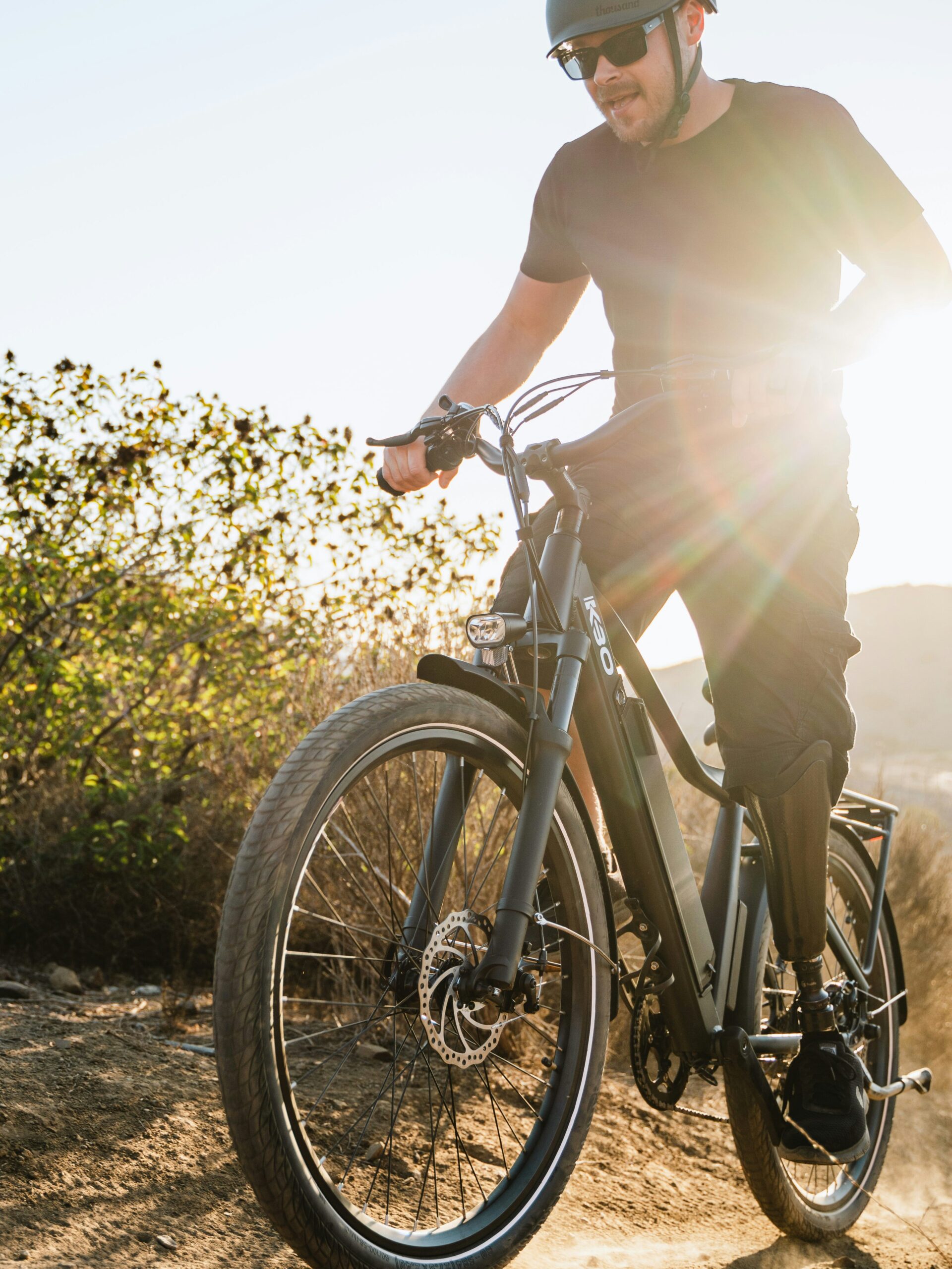 homme faisant du vélo électrique en pleine nature